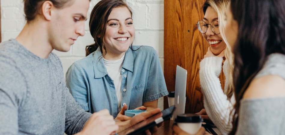 Groep jongeren lachend in discusse