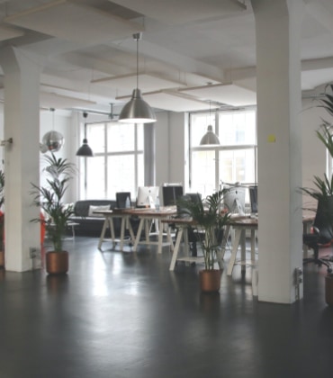 een ingerichte kantoortuin zonder mensen