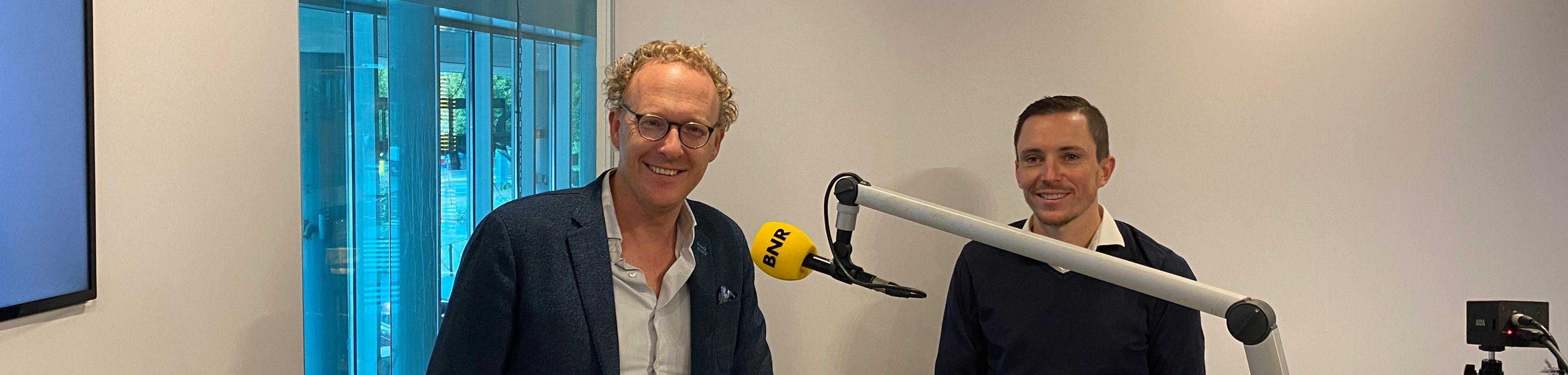 Bert van Dodewaard achter de microfoon bij BNR