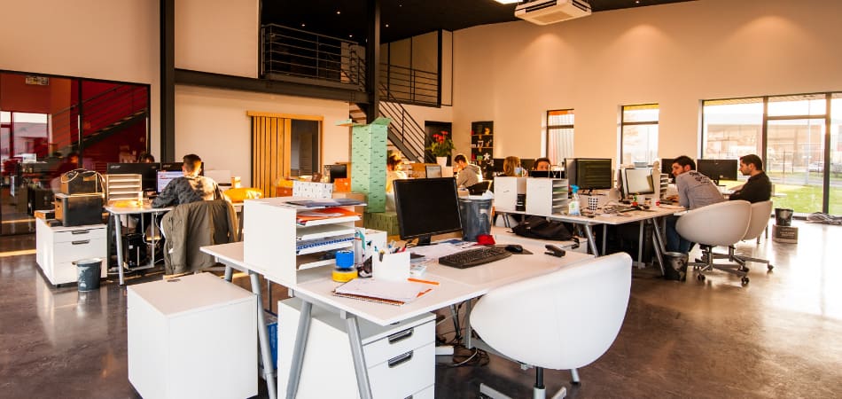 Mensen die in een kantoortuin aan het werk zijn