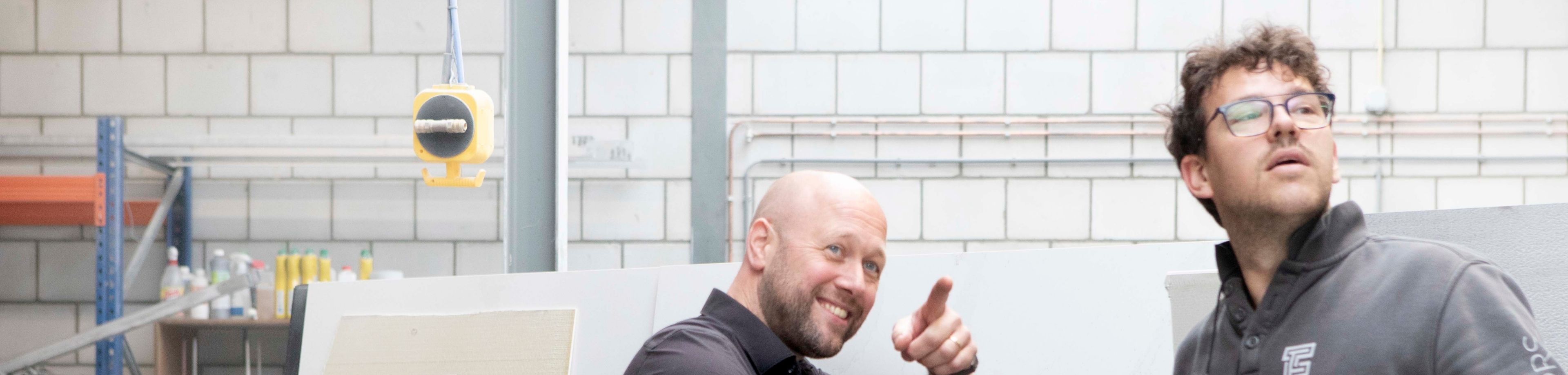 Twee tegelzetters van FORS Tegelwijsheid uit Someren zijn aan het werk.