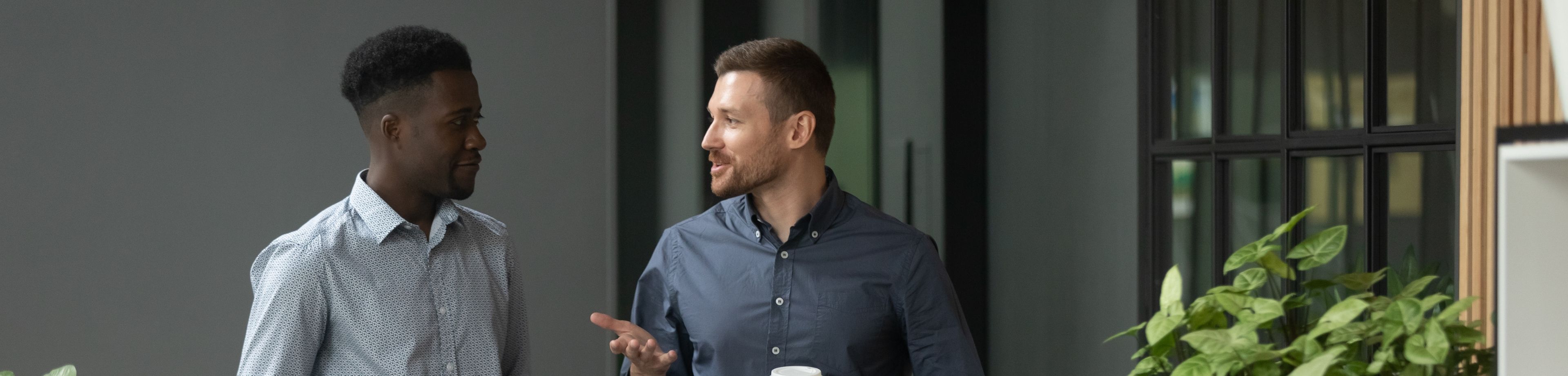Mannen overleggen aan de koffieautomaat