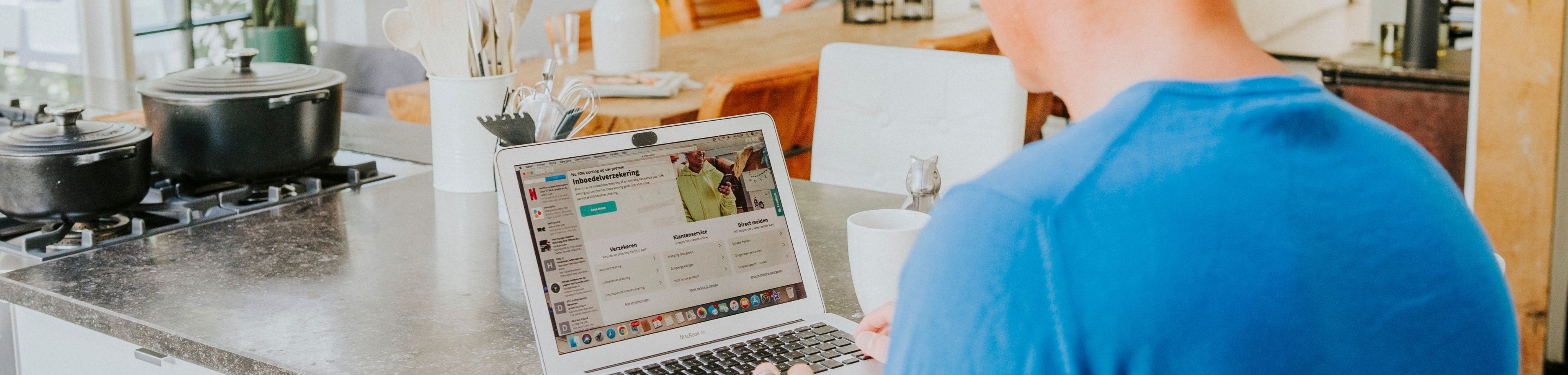 Een persoon bekijkt de website van Interpolis op een laptop.