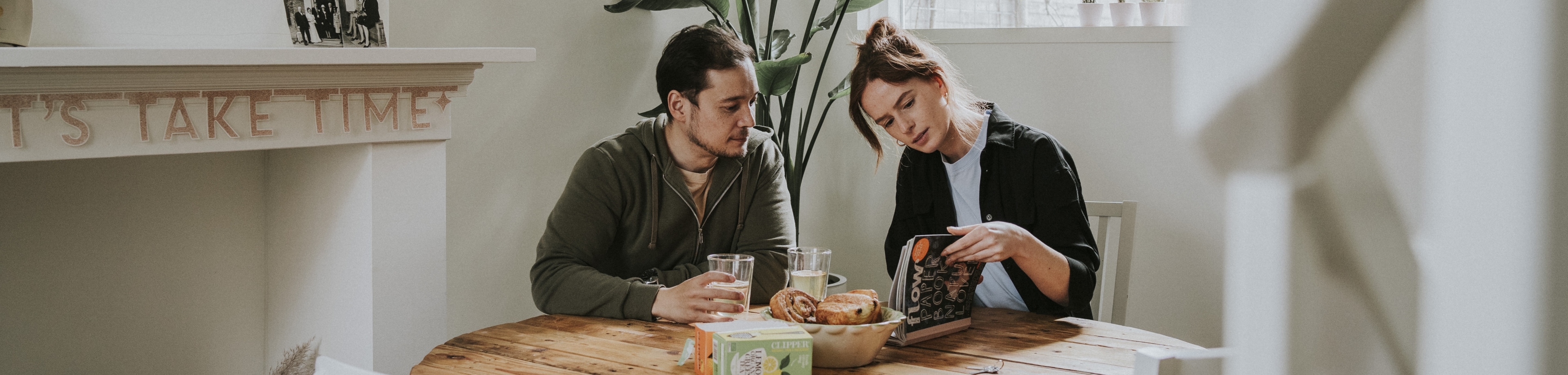 Twee mensen die met elkaar in gesprek zijn over het afsluiten van een overlijdensrisicoverzekering