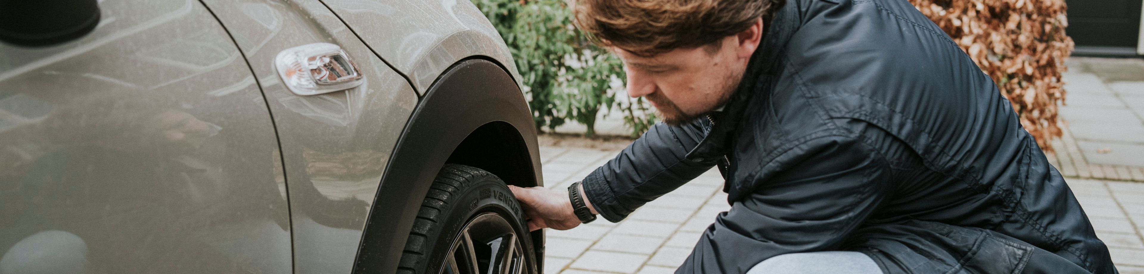 Man verwisselt zijn kapotte band. Is dat verzekerd met pechhulp?