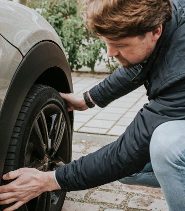 Man verwisselt zijn kapotte band. Is dat verzekerd met pechhulp?