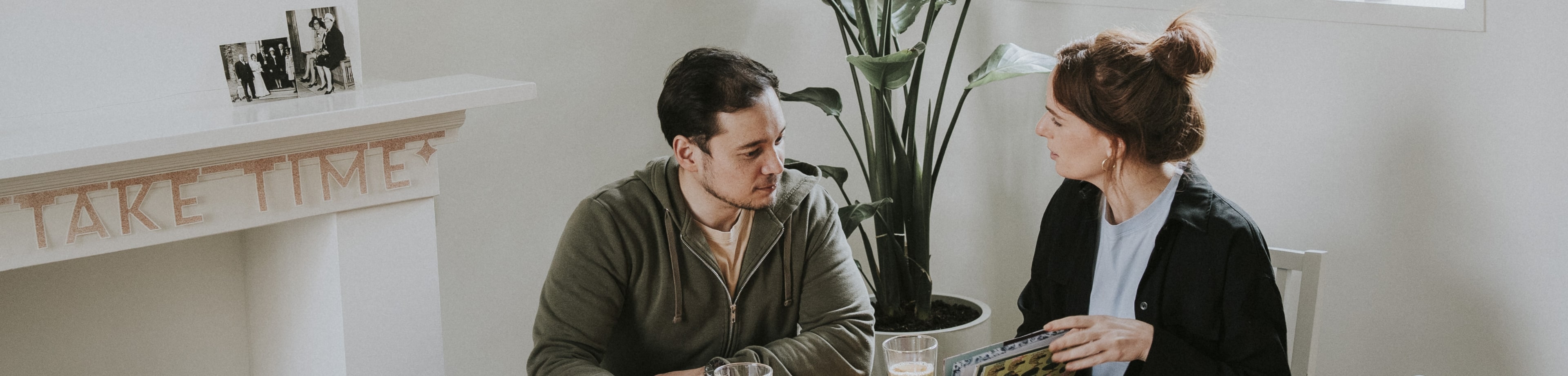 Een man en een vrouw zitten aan een ontbijttafel.