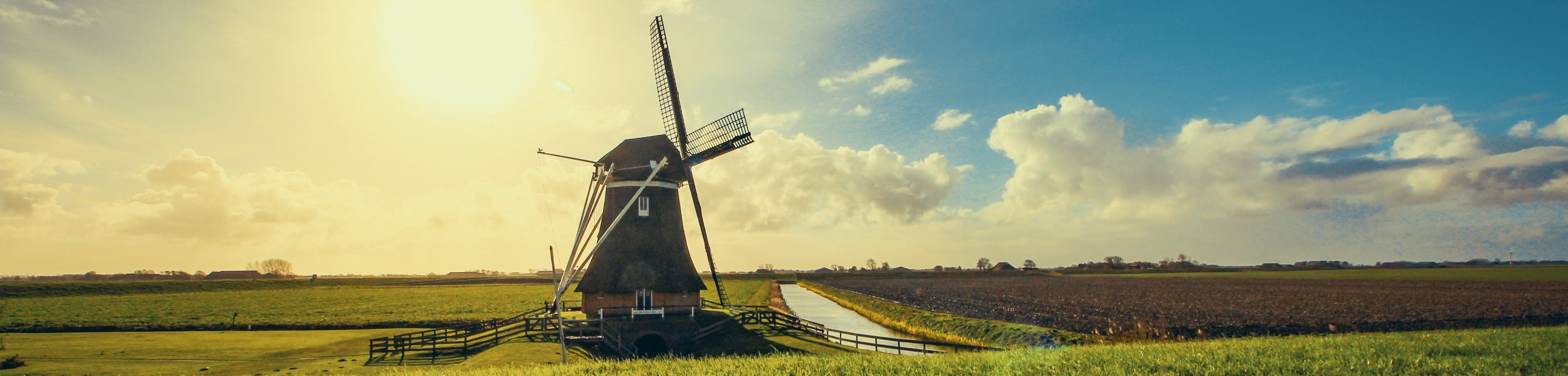 Een Hollands landschap met een molen
