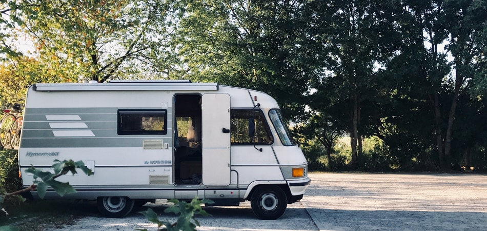 Een camper met de deur open