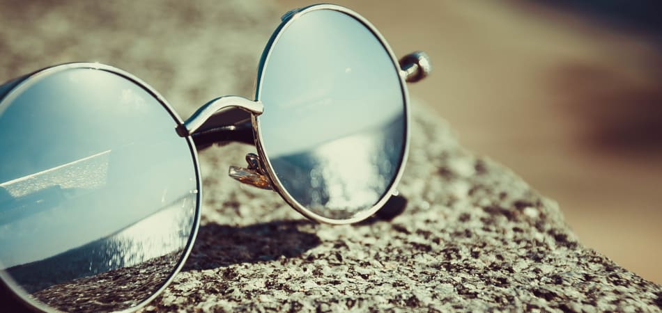 Een zonnebril die op een steen ligt