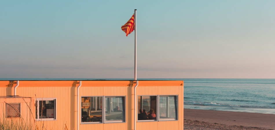 Strandpost met vlag