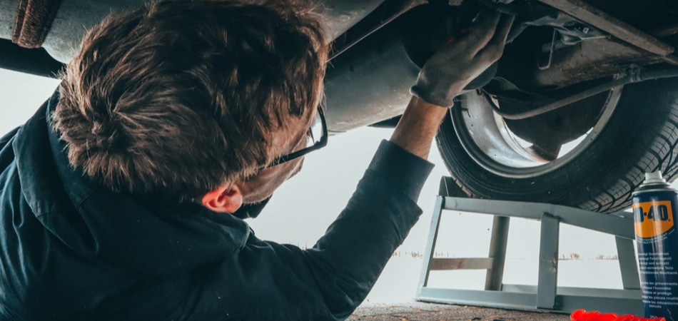 Monteur die onderhoud pleegt aan een caravan