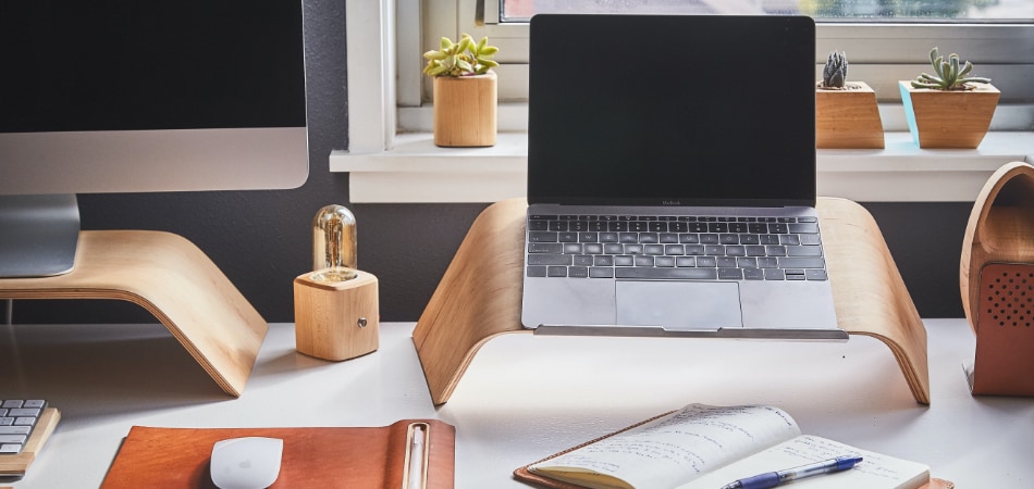 thuiswerkplek met laptop op de juiste hoogte