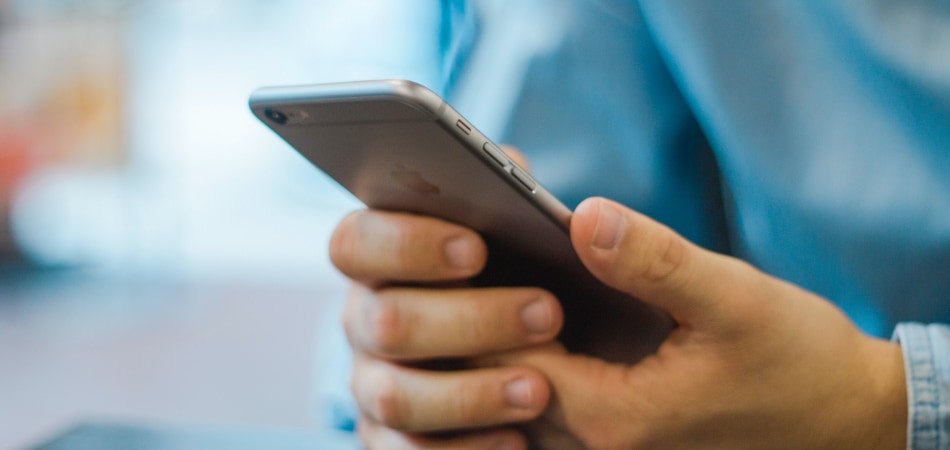 Smartphone die in de hand gehouden wordt