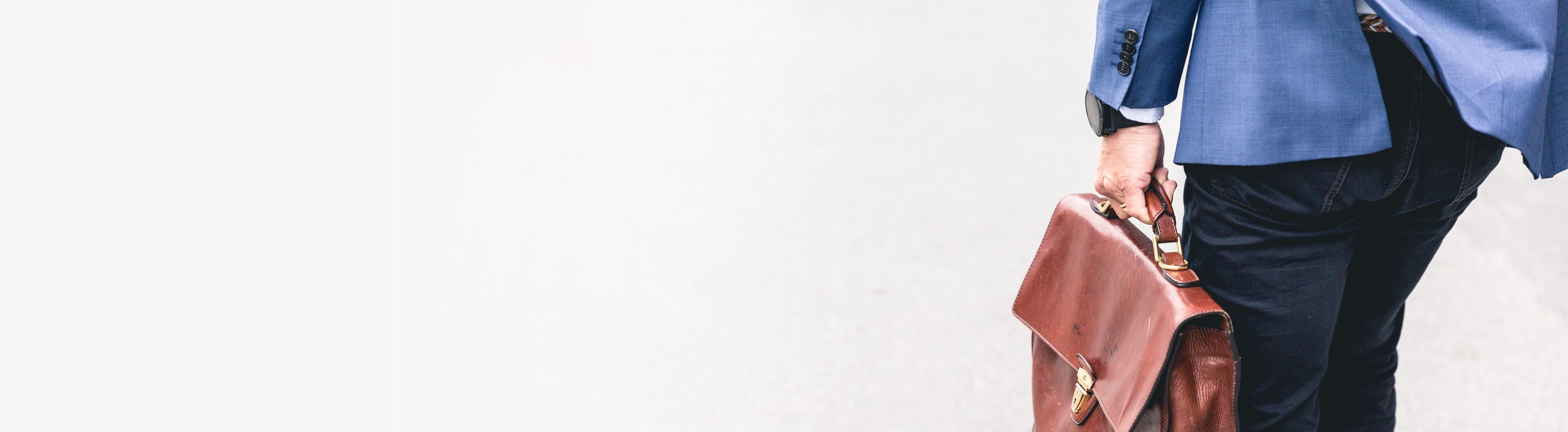 Wandelende man met werktas