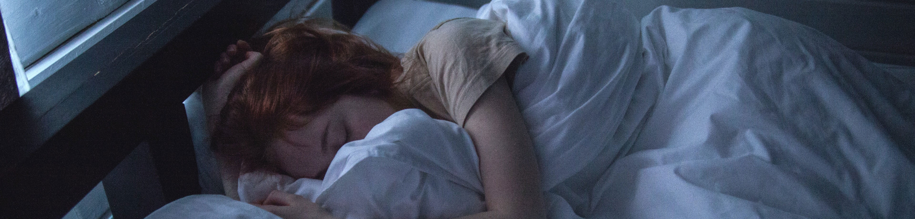 Vrouw die in bed aan het slapen is