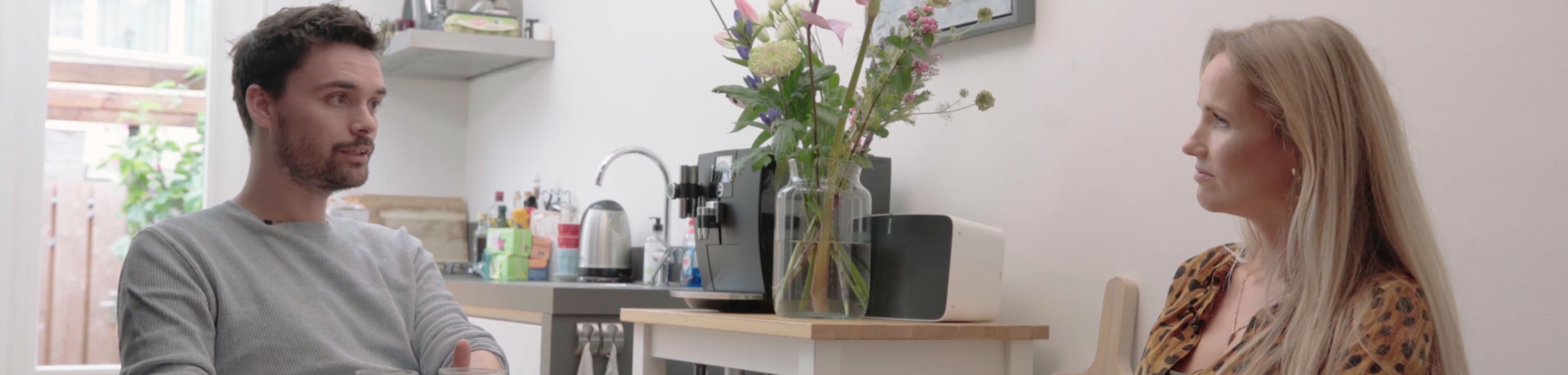 Marije van der Made die in gesprek is met Domien Verschuuren, allebei zittend aan een tafel