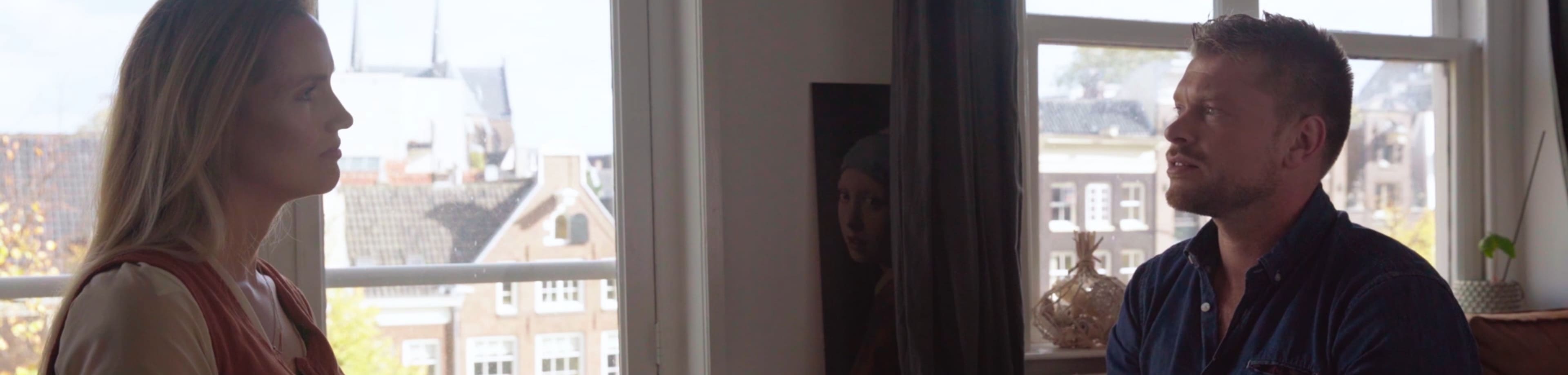 Marije van der Made die in gesprek is met Niels Oosthoek, allebei zittend aan een tafel