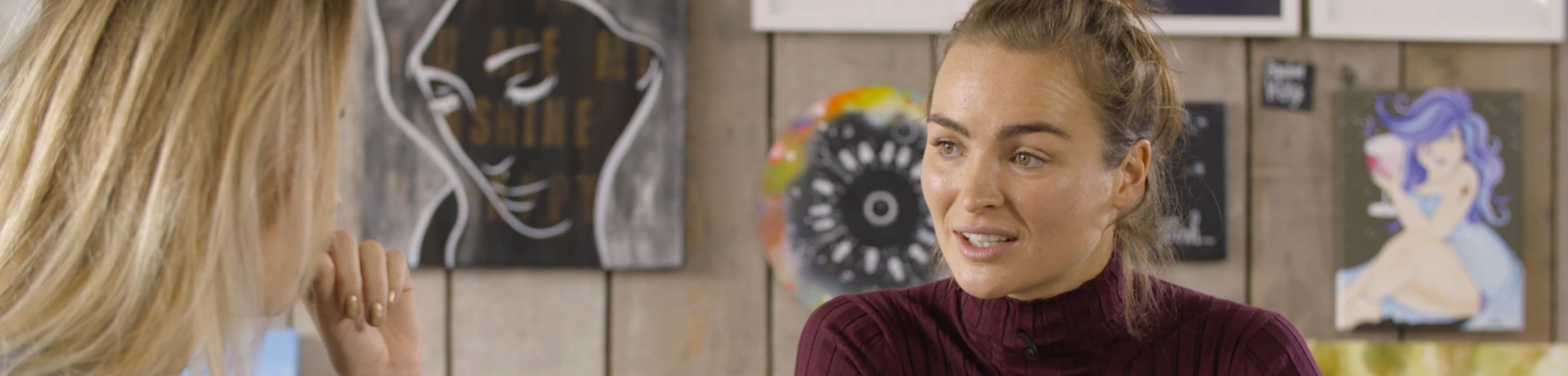 Marije van der Made die in gesprek is met Yvette Broch, allebei zittend aan een tafel