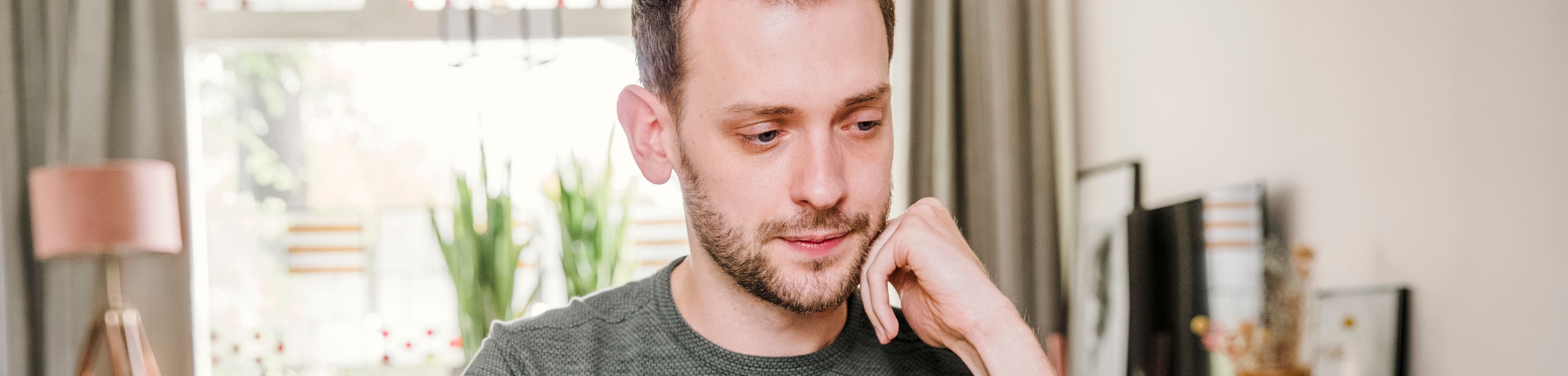 man die aan het thuiswerken is