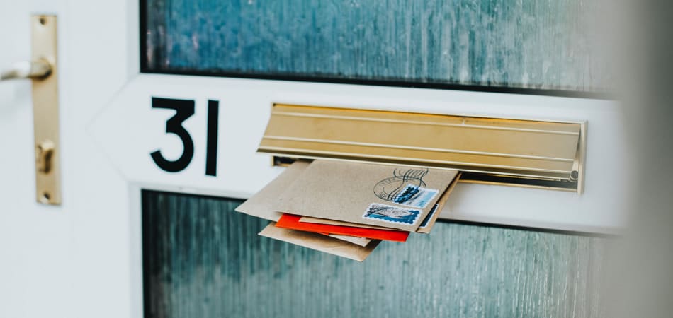 Post die half uit een brievenbus steekt