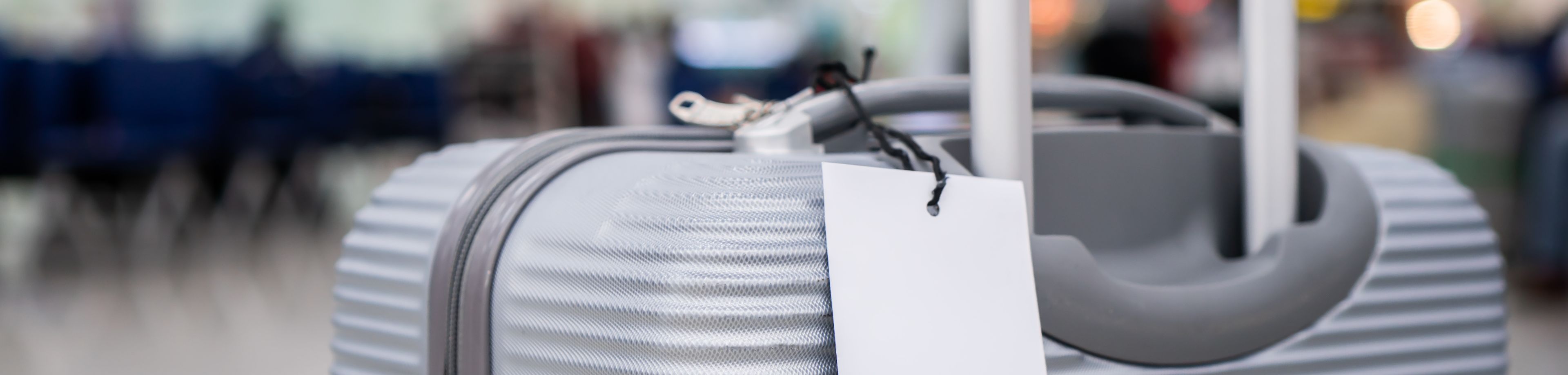 Koffer met adreslabel aan