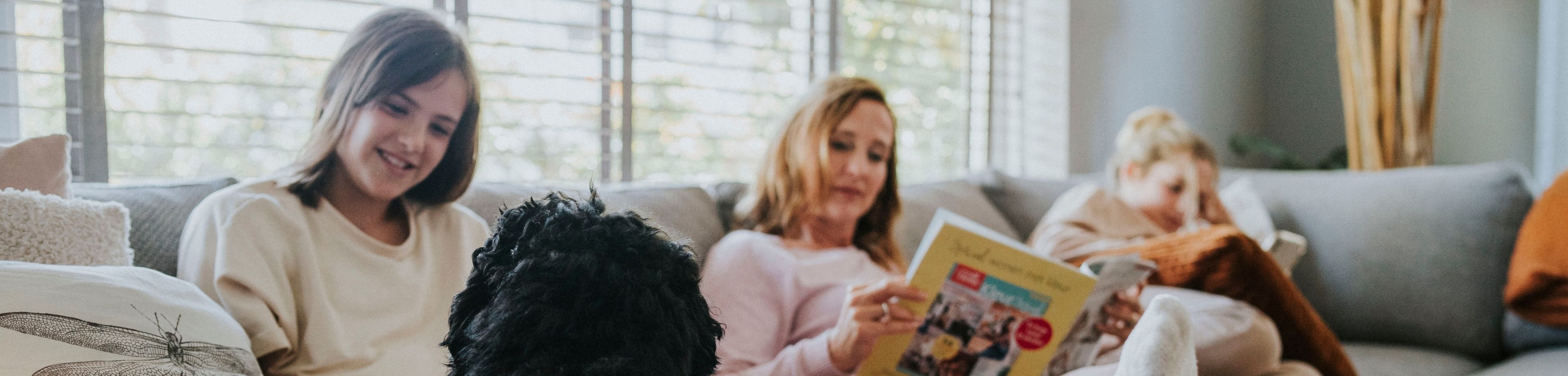 Lezend gezin op de bank met warme sokken aan