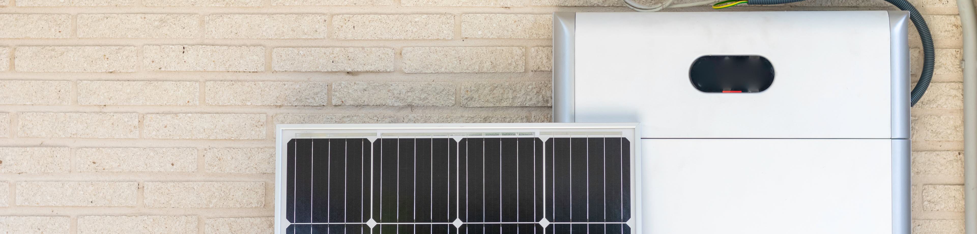 Een thuisaccu die is bevestigd aan de muur van een woonhuis.