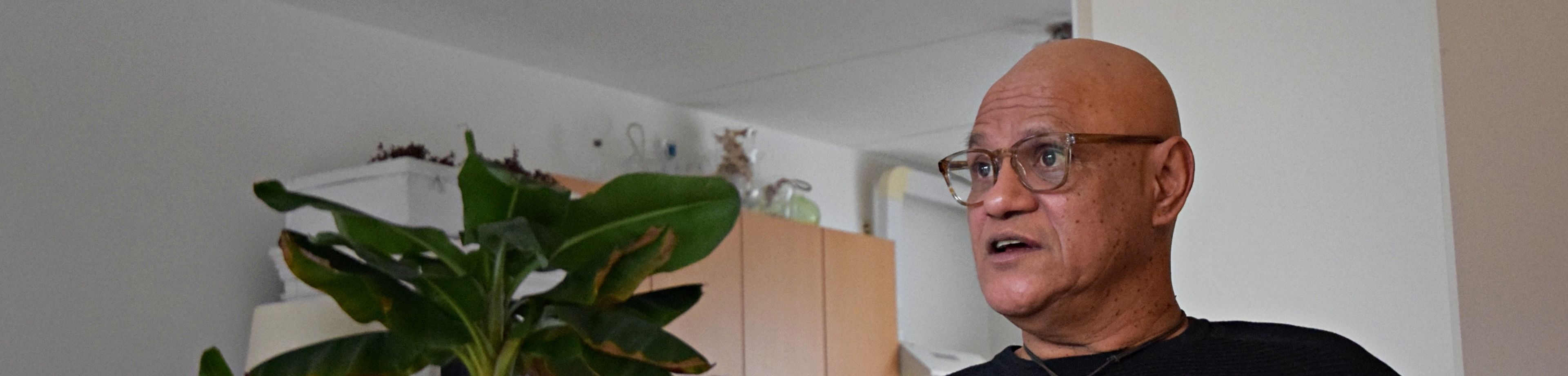 man in zijn woonkamer