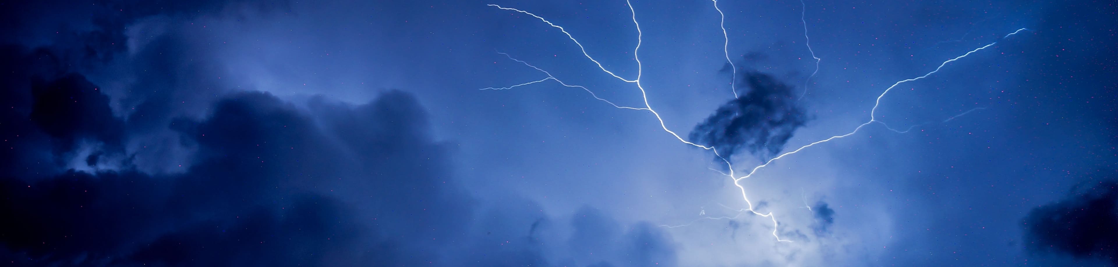 Bliksemschichten tijdens een onweersbui