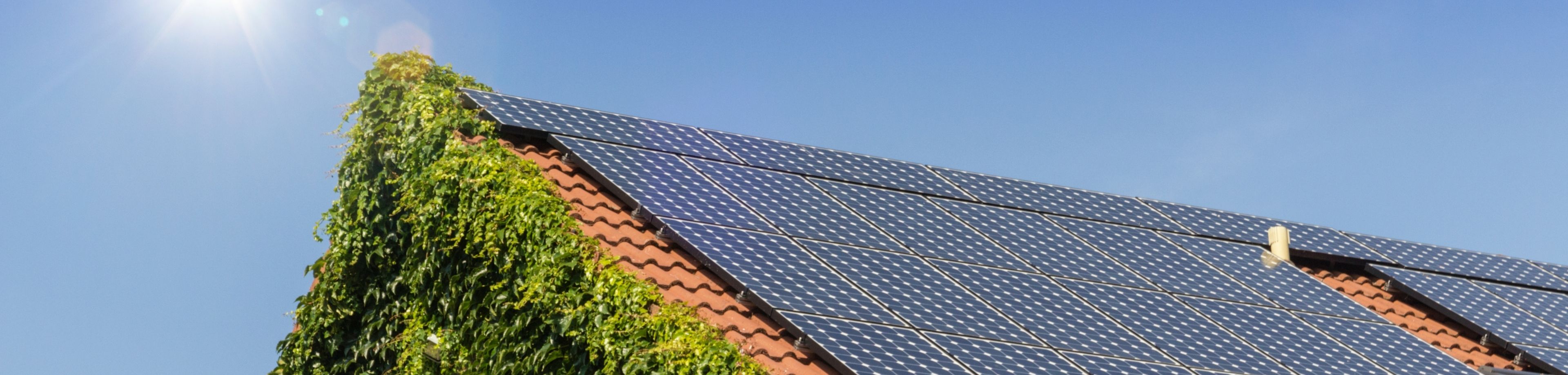 Huis met zonnepanelen op het dak