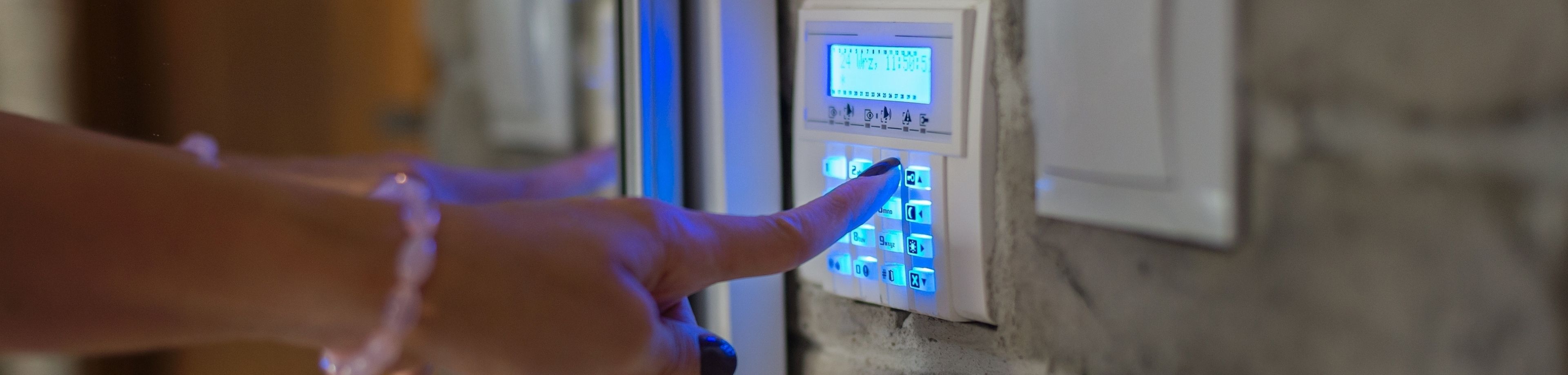 Een vinger toetst een beveiligingscode in om binnen te komen