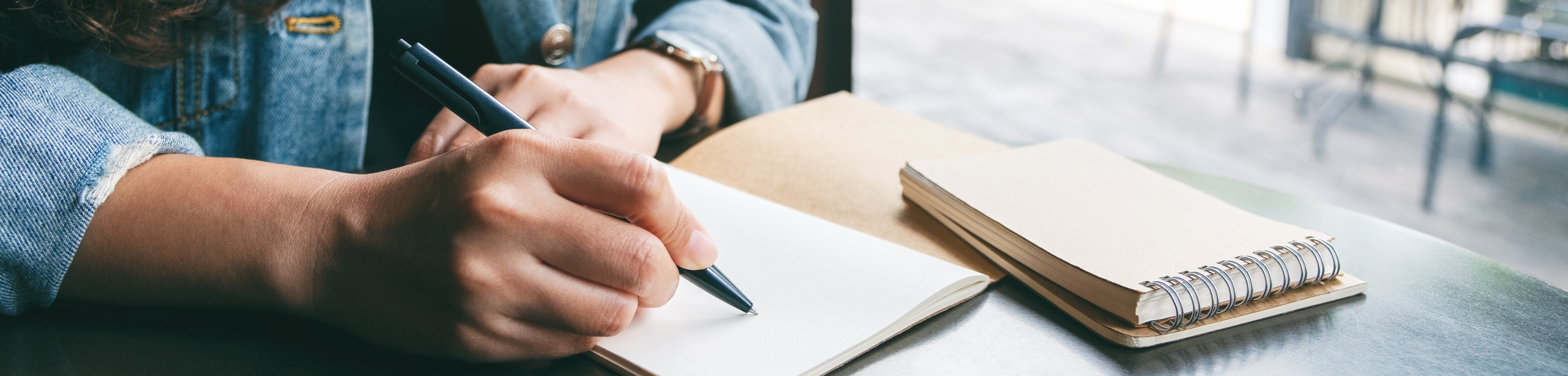 Vrouw die een brief aan het schrijven is