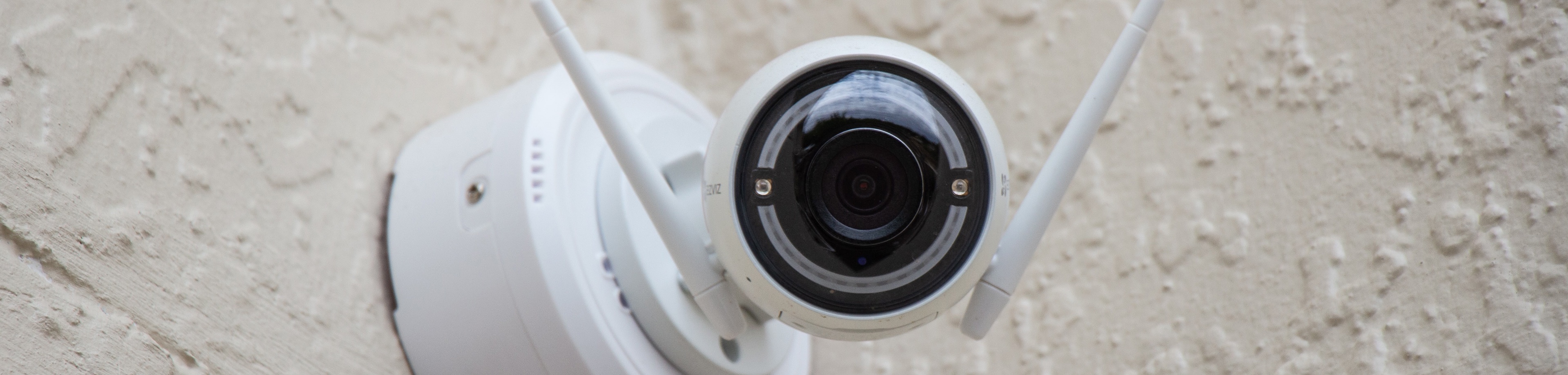 Beveiligingscamera. Camerabewaking rond huis. Dit mag wel en dit mag niet.