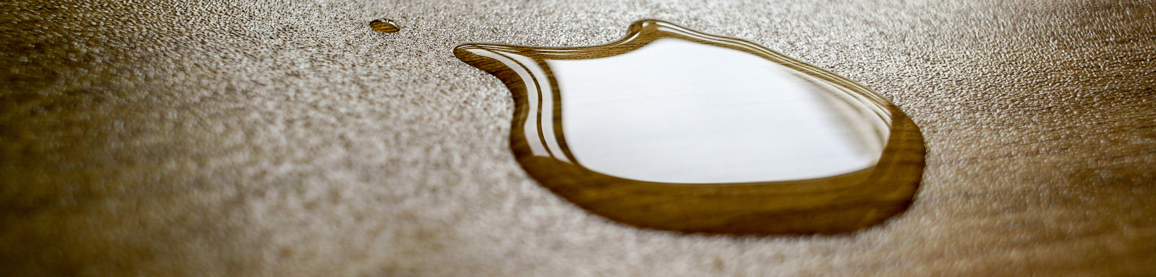 Water op een houten vloer