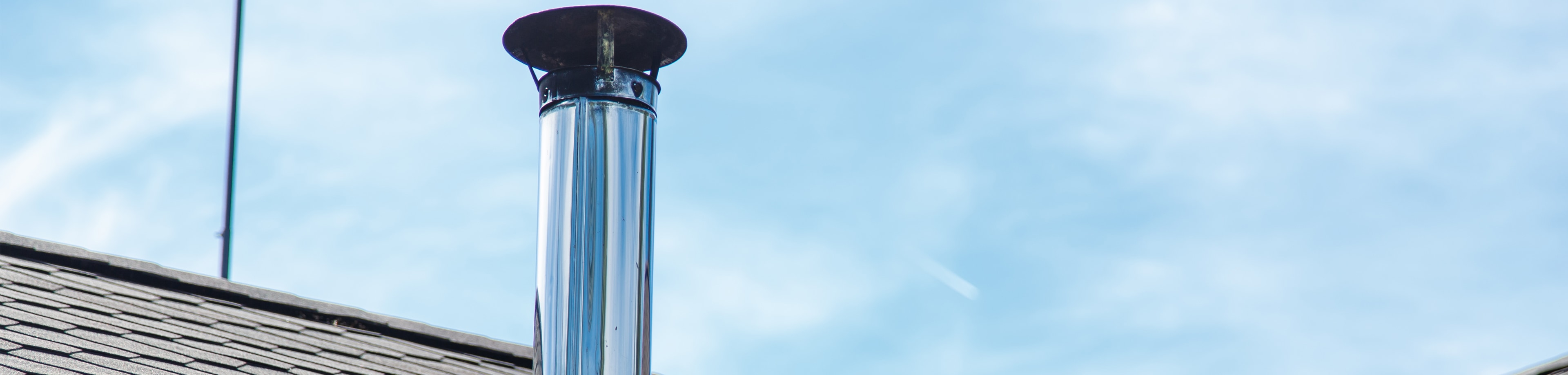 Schoonsteen op het dak van een woonhuis