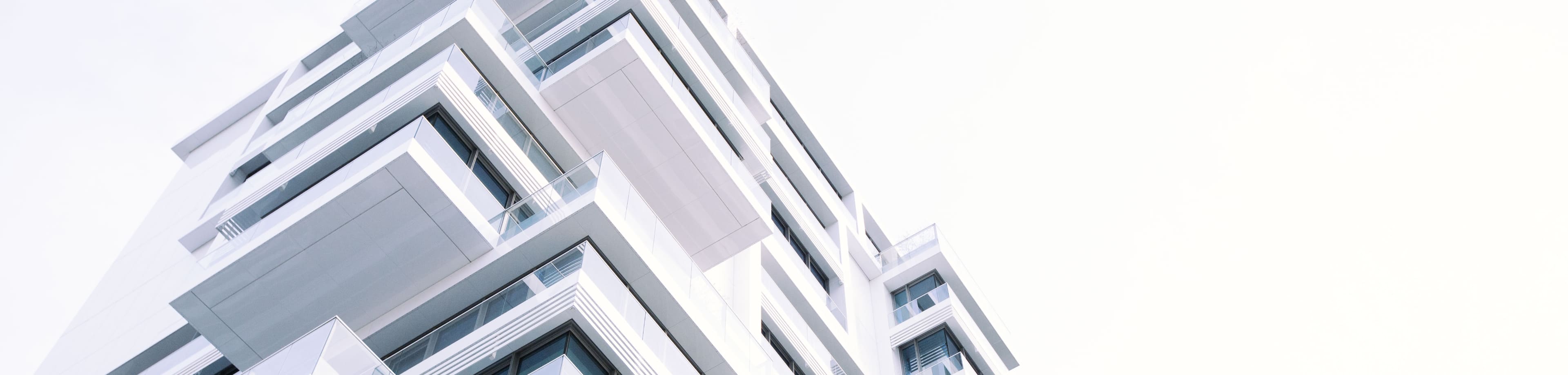 De buitenkant van een appartementsgebouw 