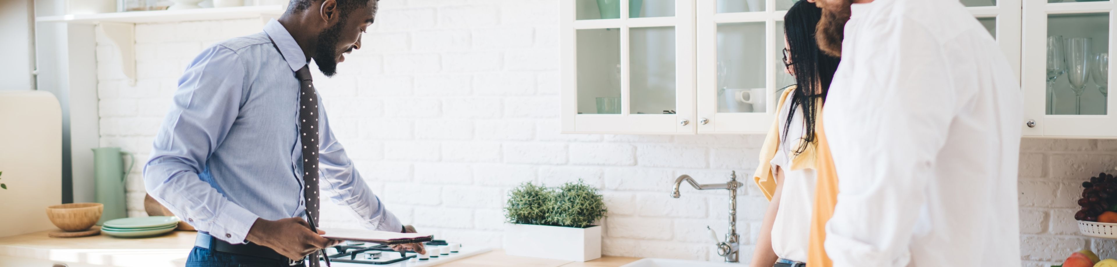 Adviseur die bij een man en een vrouw thuis langskomt