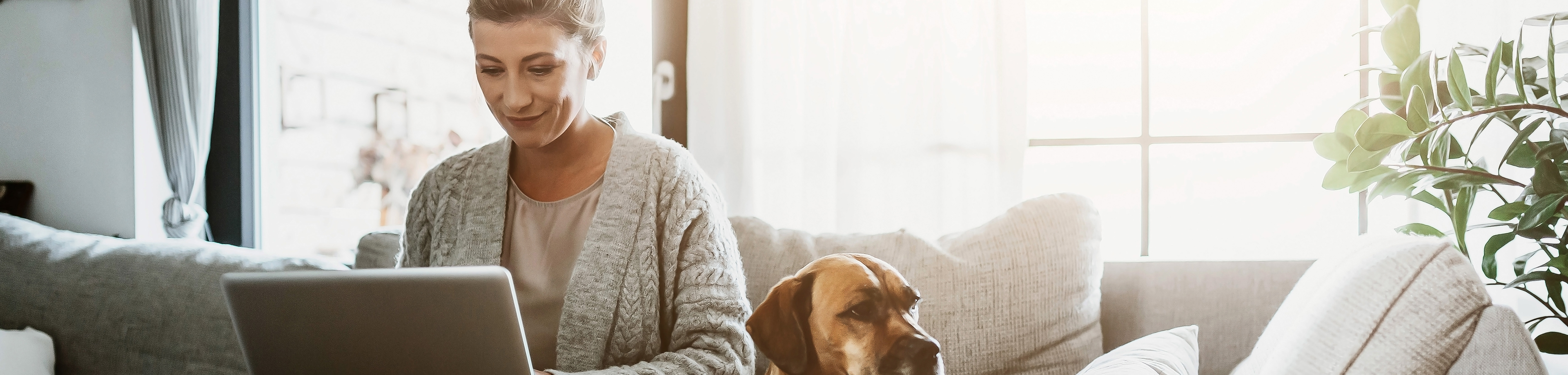 Een vrouw die thuis op haar laptop aan het werken is