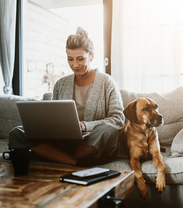 Een vrouw die thuis op haar laptop aan het werken is