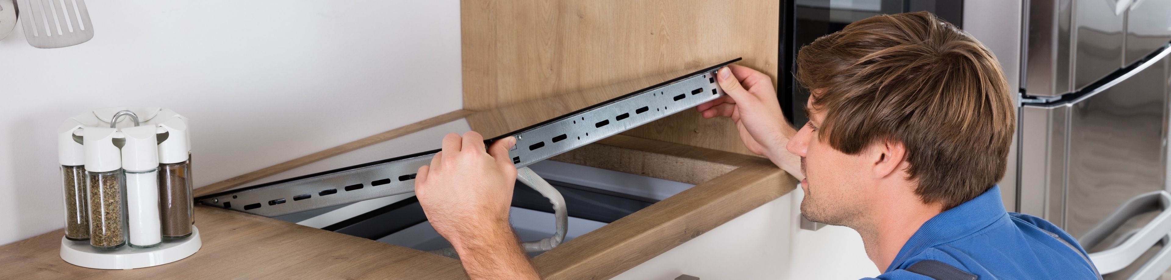 Installateur aan het werk in een keuken