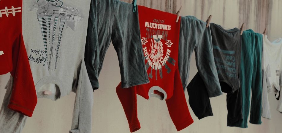 Tweedehands kleding op een kledingbeurs