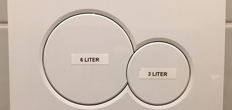 Hoeveel liter water kost wc doorspoelen
