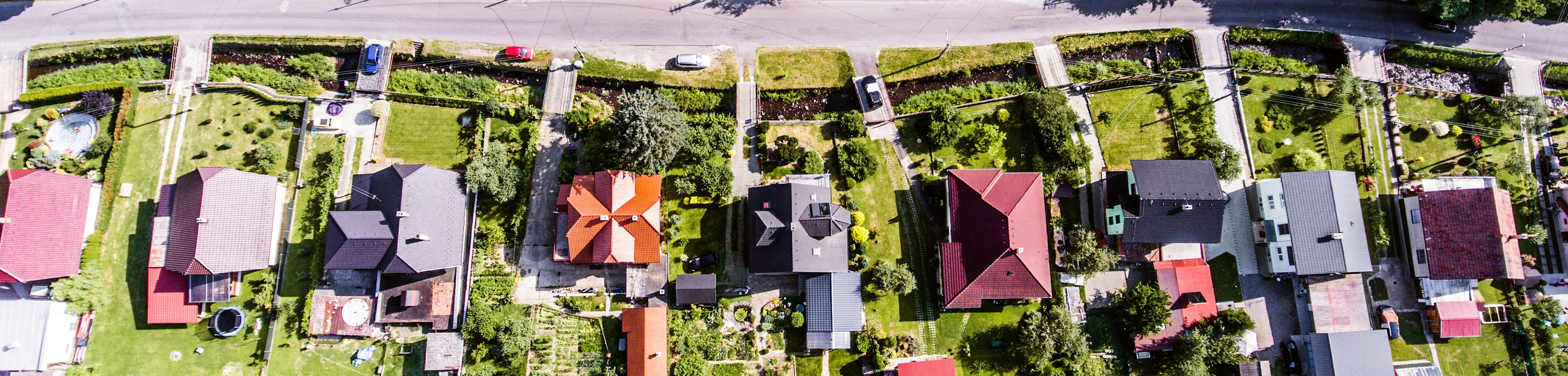 Bovenaanzicht van een woonwijk met veel groen