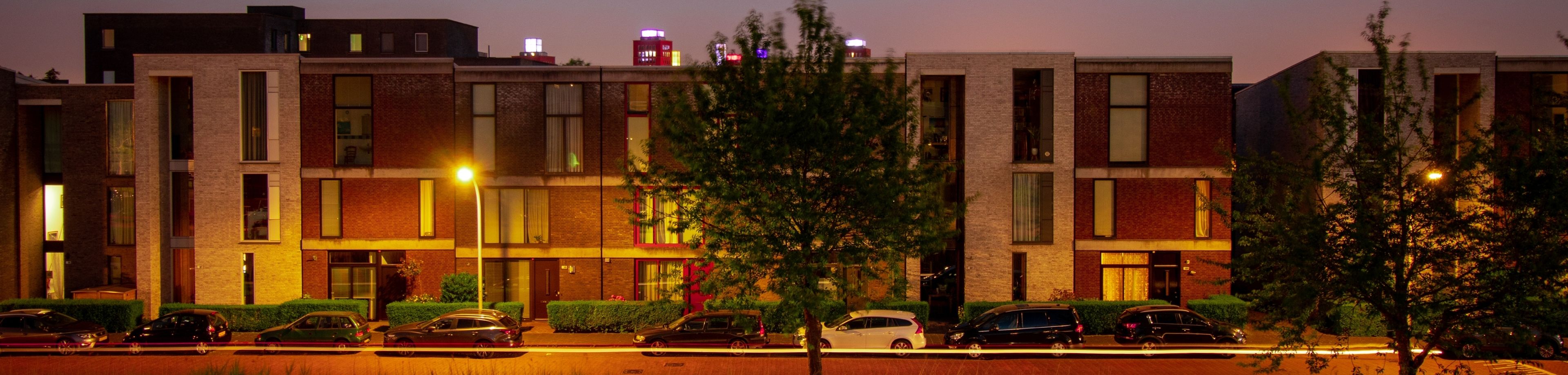 Moderne huizen verlicht door straatlantaarns