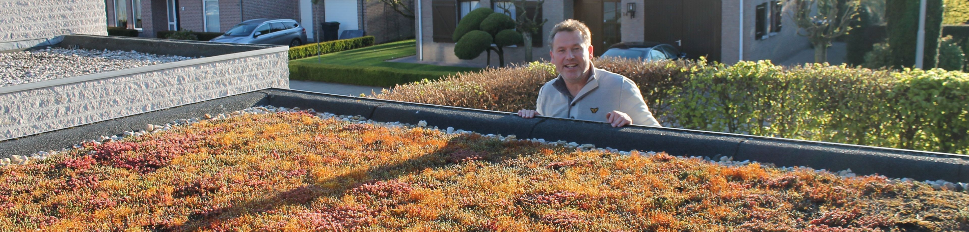Lachende man bij groen dak