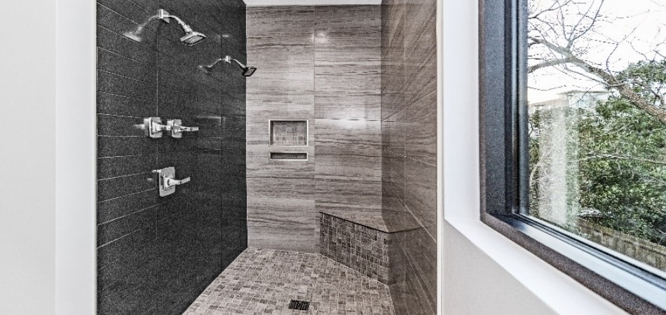 Een moderne doucheruimte met zitje