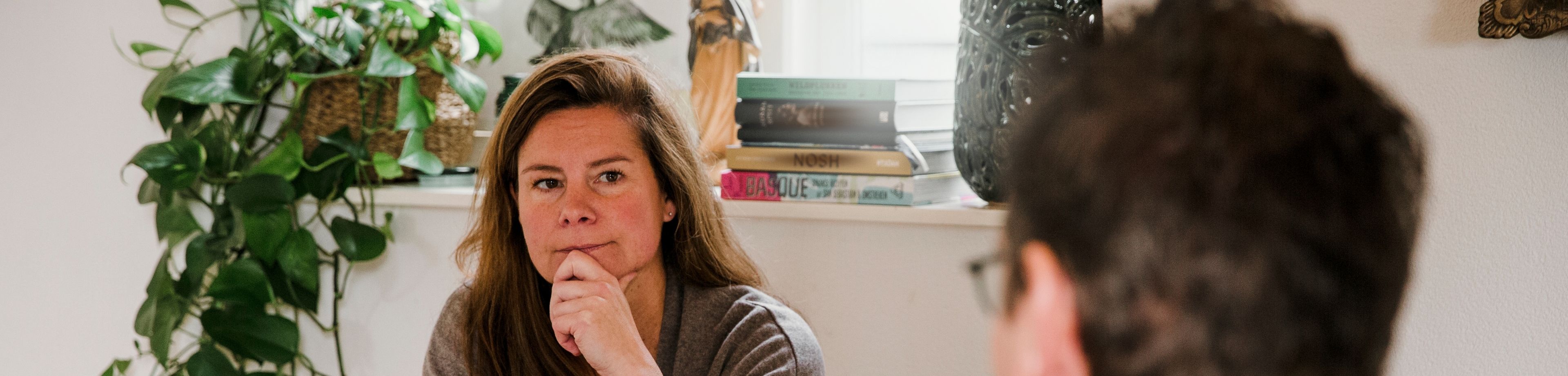 Roos in gesprek met een risicodeskundige van Interpolis