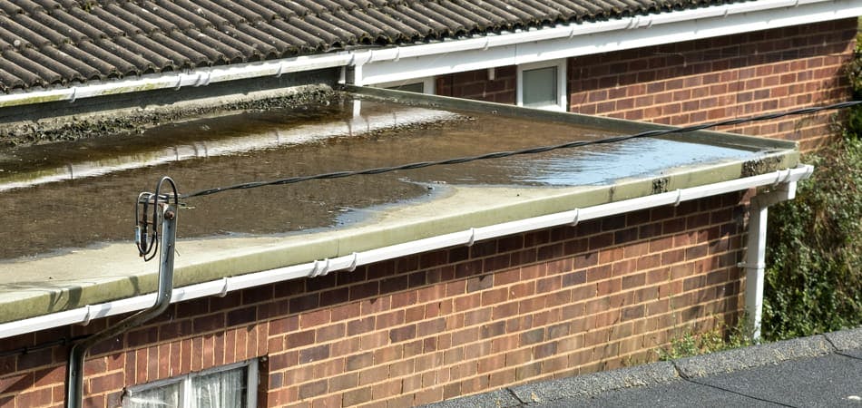 Regenwater dat op een plat dak blijft liggen