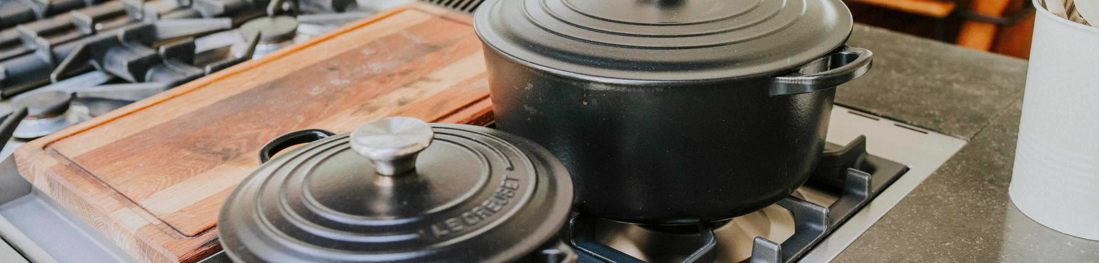 In de keuken staan 2 pannen op het gasfornuis